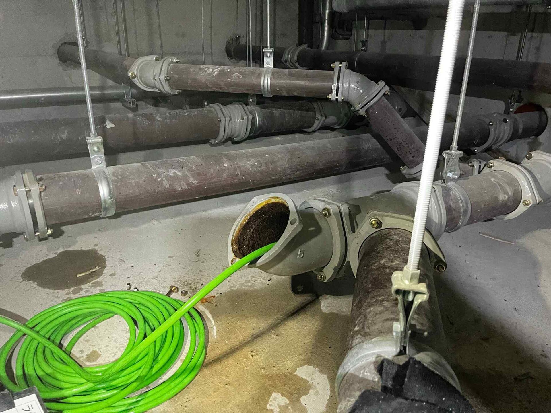 マンション共用部の排水管洗浄!トレンチピット内(床下)の作業の様子です
