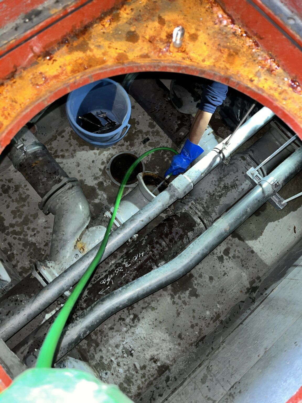    マンション共用部の排水管洗浄!トレンチピット内(床下)の作業の様子です   